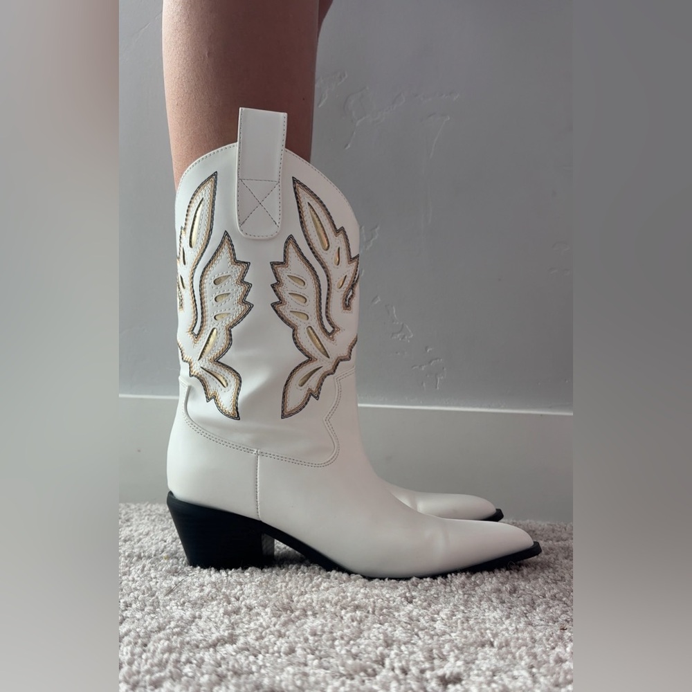Lulu's White and Gold Heeled
Cowboy Boots - Picture 3 of 4